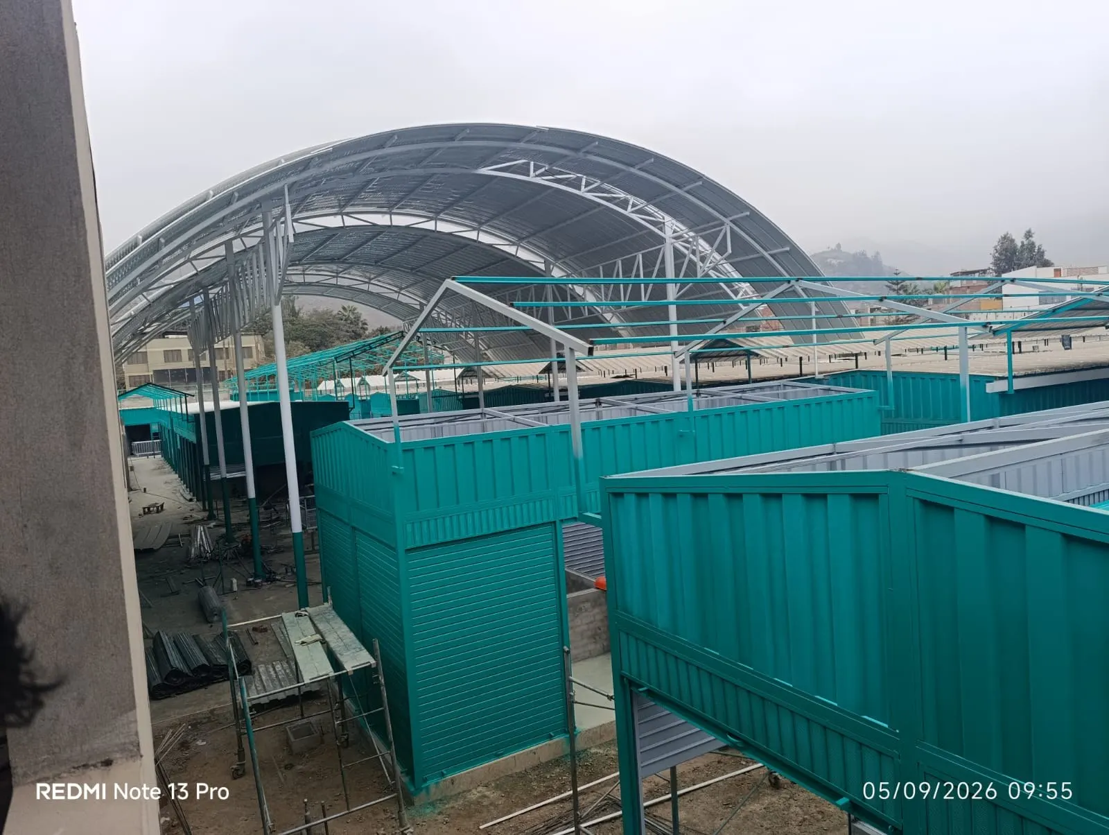 Nave industrial con cubierta curva y módulos de estructura metálica en construcción