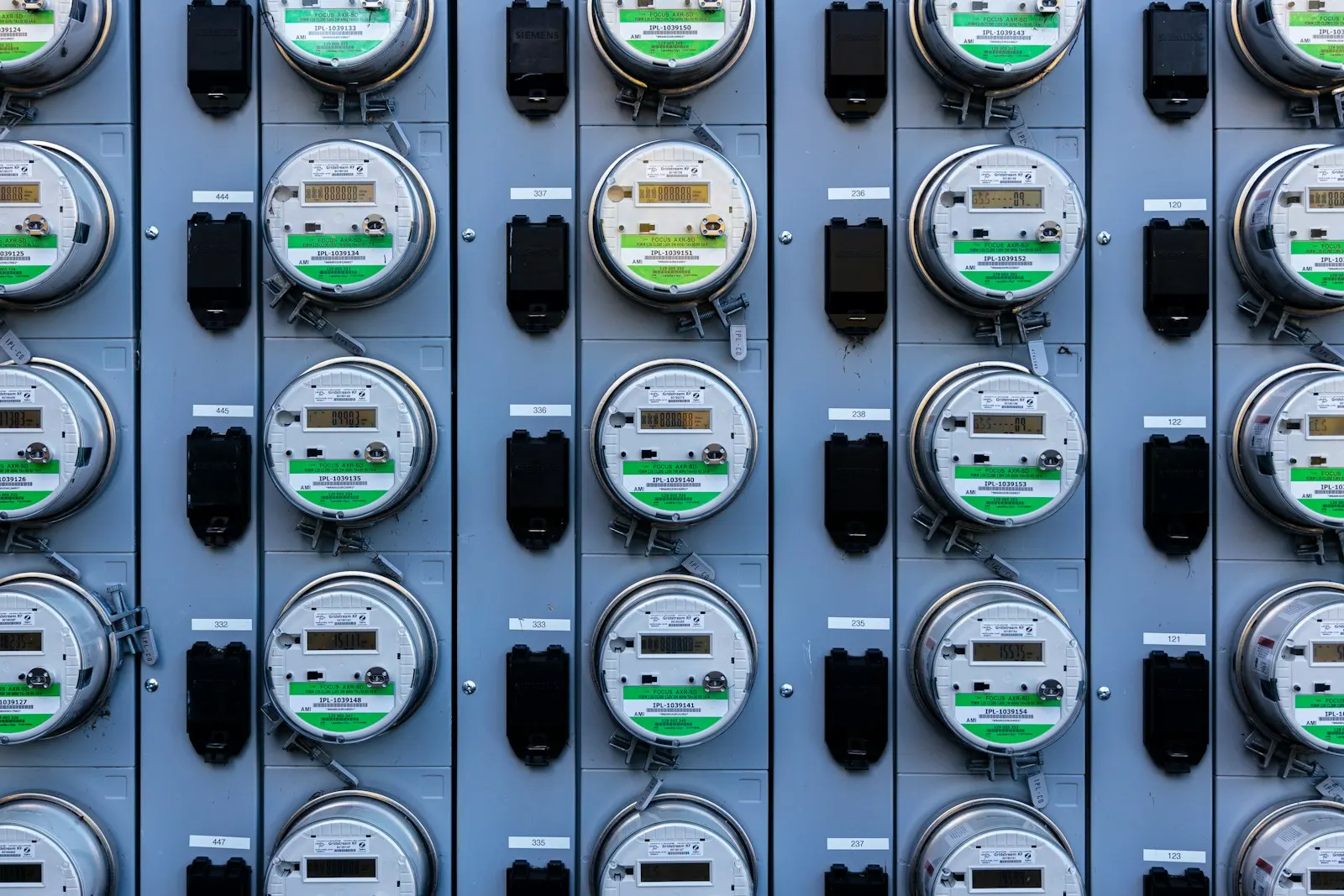Fila de medidores digitales de energía eléctrica instalados en un tablero